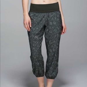 Lululemon Om Gator Green Jazzy White joggers. Size 4.